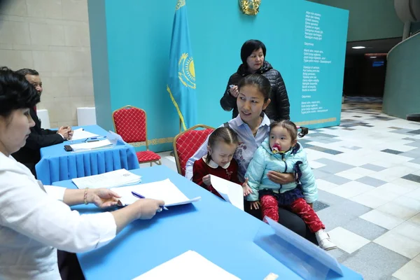 Madre Con Hijos Visitando Las Elecciones Presidenciales Del Junio 2019 —  Fotos de Stock