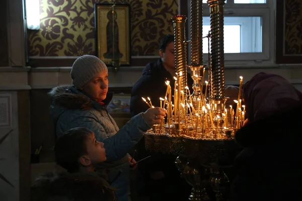 Persone Che Accendono Candele Nella Chiesa Cattedrale Gennaio 2019 Astana Fotografia Stock