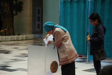 9 Haziran 2019 'da Kazakistan' ın Astana kentinde yapılan cumhurbaşkanlığı seçimlerini ziyaret eden yerel halk