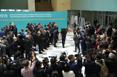 Eski Cumhurbaşkanı Nursultan Nazarbayev 9 Haziran 2019 tarihinde Kazakistan 'ın Astana kentinde yapılan cumhurbaşkanlığı seçimlerini ziyaret etti