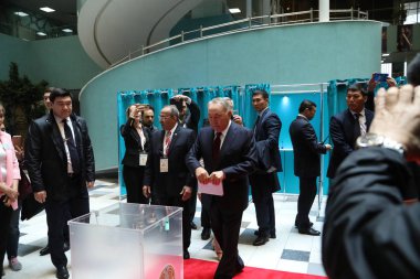 Eski Cumhurbaşkanı Nursultan Nazarbayev 9 Haziran 2019 'da Kazakistan' ın Astana kentinde erken cumhurbaşkanlığı seçimlerinde oy kullanıyordu.
