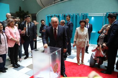 Eski Cumhurbaşkanı Nursultan Nazarbayev, 9 Haziran 2019 'da Astana, Kazakistan' da yapılan erken cumhurbaşkanlığı seçimleri hakkında bülten yayınladı.