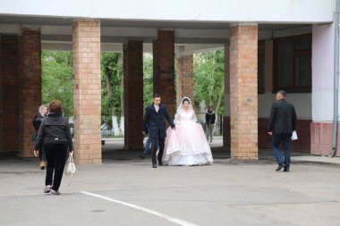 Gelin ve damat kostümlü olarak 9 Haziran 2019 'da Kazakistan, Astana' da başkanlık seçimlerini ziyaret ediyor.
