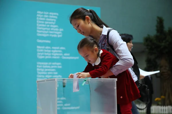 Mãe Com Criança Visitando Eleições Presidenciais Junho 2019 Astana Cazaquistão — Fotografia de Stock