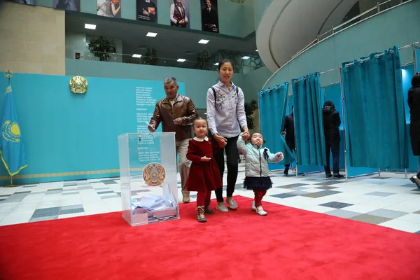 Madre Con Hijos Visitando Las Elecciones Presidenciales Del Junio 2019 —  Fotos de Stock