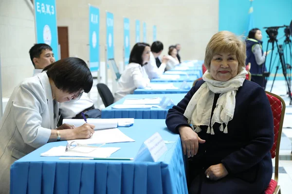 将于2019年6月9日在哈萨克斯坦阿斯塔纳举行总统选举的成年女性 — 图库照片