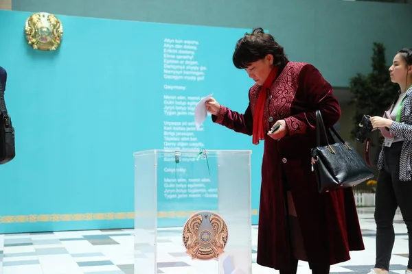 Mujer Visitando Las Elecciones Presidenciales Del Junio 2019 Astana Kazajstán —  Fotos de Stock