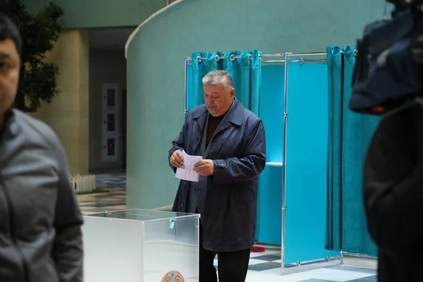 Homem Adulto Visitando Eleições Presidenciais Junho 2019 Astana Cazaquistão — Fotografia de Stock