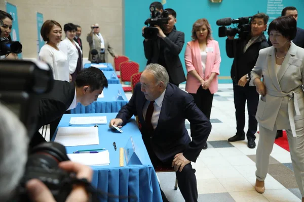 前总统努尔苏丹 纳扎尔巴耶夫参加2019年6月9日在哈萨克斯坦阿斯塔纳举行的总统选举 — 图库照片
