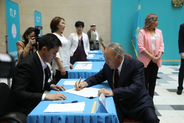 努尔苏丹 纳扎尔巴耶夫参加2019年6月9日在哈萨克斯坦阿斯塔纳举行的总统选举 — 图库照片