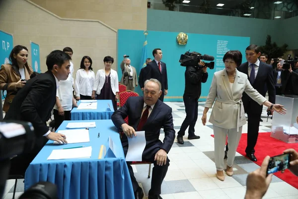 Bývalý Prezident Nursultan Nazarbajev Hlasoval Předčasných Prezidentských Volbách Června 2019 — Stock fotografie