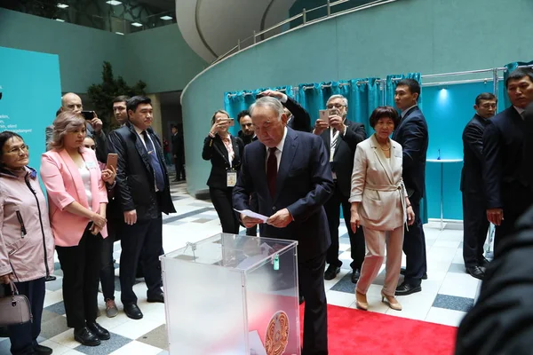 前总统努尔苏丹 纳扎尔巴耶夫参加2019年6月9日在哈萨克斯坦阿斯塔纳举行的提前总统选举投票 — 图库照片