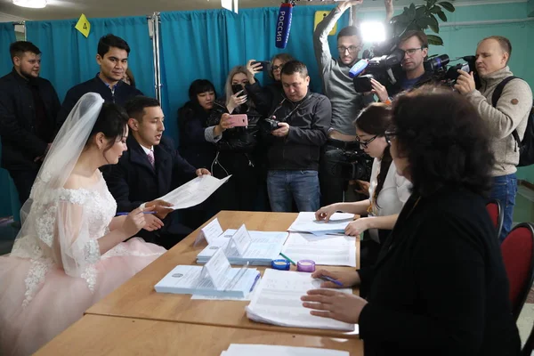参加2019年6月9日在哈萨克斯坦阿斯塔纳举行的总统选举的新郎和新娘 — 图库照片