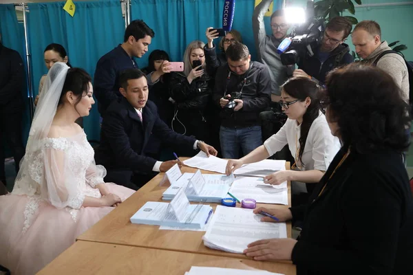 参加2019年6月9日在哈萨克斯坦阿斯塔纳举行的总统选举的新郎和新娘 — 图库照片