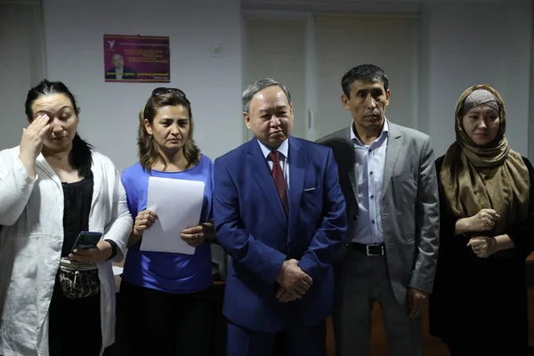 2019年6月9日在哈萨克斯坦阿斯塔纳举行的提前总统选举中与团体人士的政治家 — 图库照片