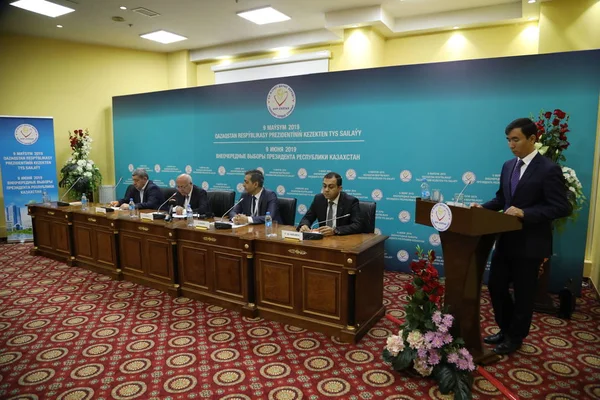 2019年6月9日哈萨克斯坦阿斯塔纳总统选举国际观察员 — 图库照片