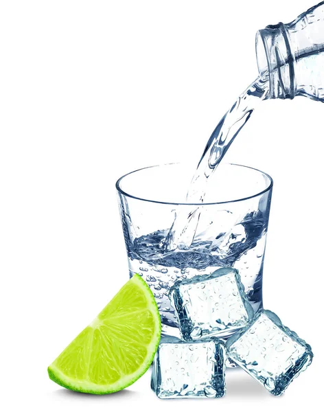 Wasser im Glas und Kalk — Stockfoto