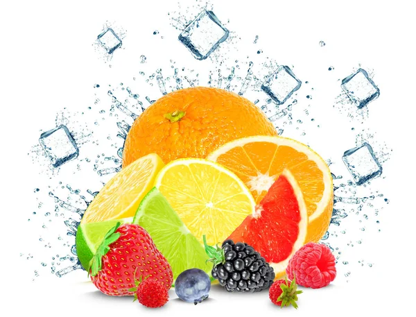 Owoców cytrusowych i jagody odrobina kostka lodu — Zdjęcie stockowe