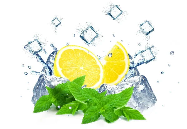 レモンの水しぶき水と氷 — ストック写真
