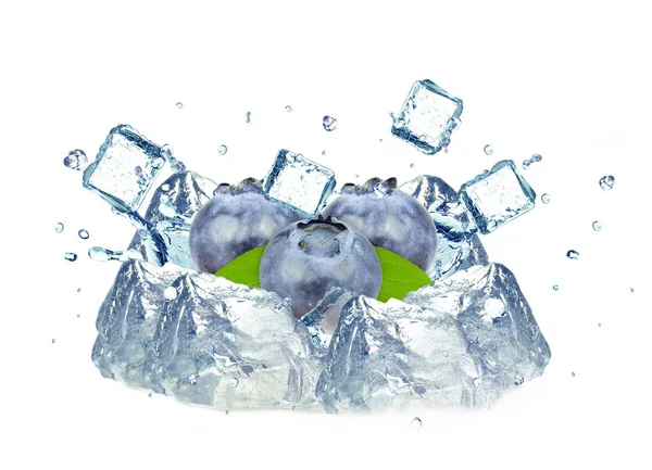 蓝莓和冰溅水被隔离在白色 免版税图库图片