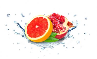 Greyfurt ve nar üzerinde beyaz izole su sıçrama