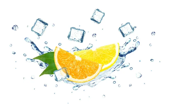 橙色和柠檬溅水和冰立方被隔离在白色 图库照片
