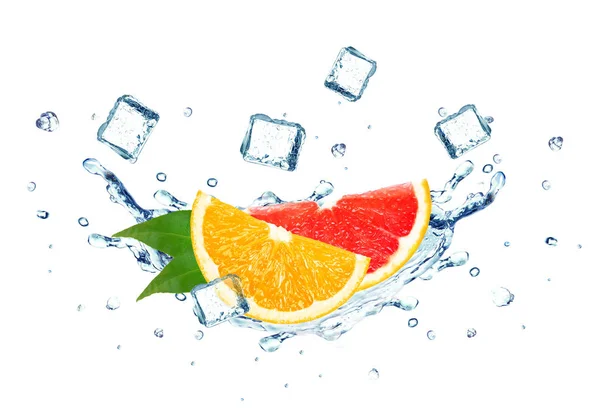 グレープ フルーツとオレンジ スプラッシュ水やアイス キューブの分離 — ストック写真