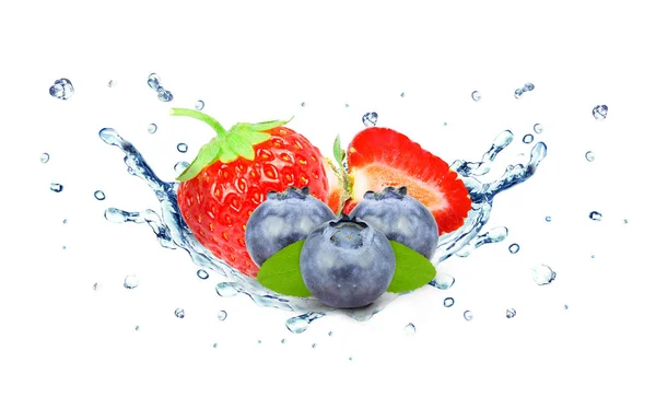 Erdbeer Und Blaubeerwasser Spritzt Isoliert Auf Weiß — Stockfoto