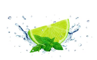 su üzerinde beyaz izole limon