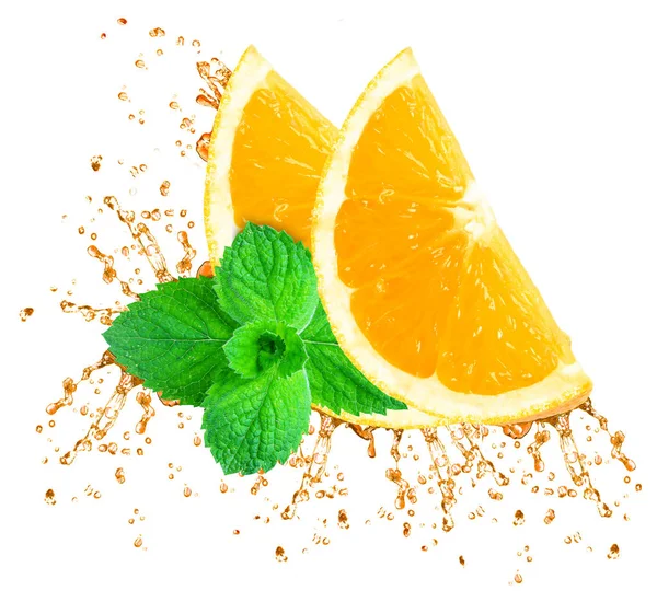 橙汁飞溅和薄荷分离在白色 — 图库照片