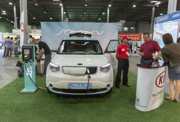 Első nemzetközi kereskedelem az elektromos járművek Plug-In Ukrajna, Kiev Térkép — Stock Fotó