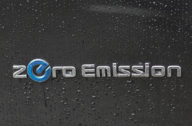 Nissan sıfır emisyon logo closeup açık