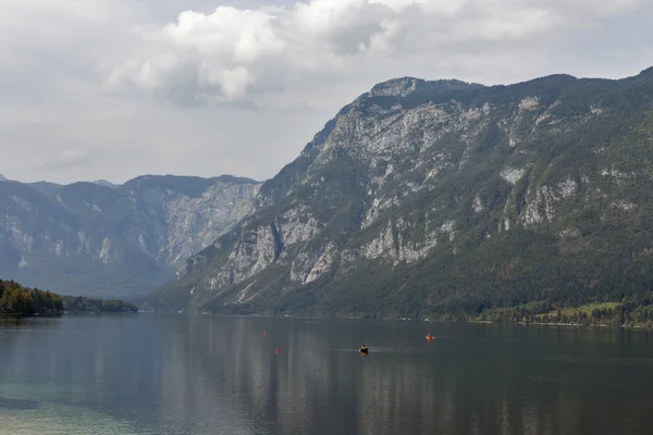 Landschap van het Bohinj-meer en de Julische Alpen, Slovenië. — Stockfoto