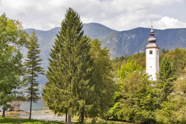 Εκκλησία του Αγίου Ιωάννη στη λίμνη Bohinj στη Σλοβενία — Φωτογραφία Αρχείου