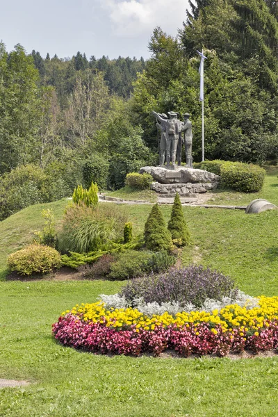 Stadtpark in der Nähe des Bohinj-Sees in Slowenien. — Stockfoto