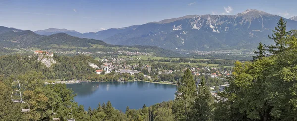 Panorama del lago Bled, castillo medieval y Alpes en Eslovenia . —  Fotos de Stock