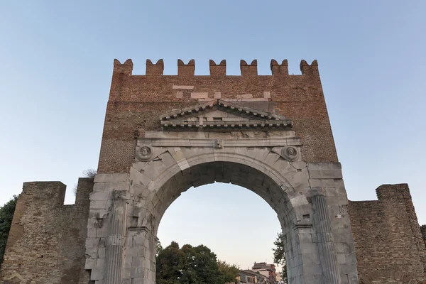 Arco de Augusto al atardecer en Rímini, Italia —  Fotos de Stock