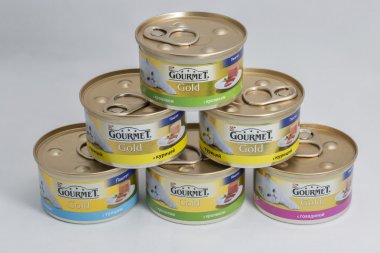 Gurme altın evde beslenen hayvan yiyecek kutular beyaz arka plan üzerinde