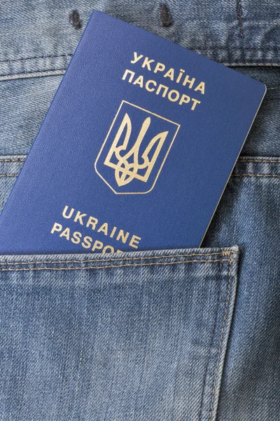 Голубой украинский паспорт в кармане джинсов крупным планом — стоковое фото