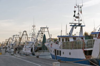 balıkçı tekneleri bağlantı noktası kanalına Rimini, İtalya