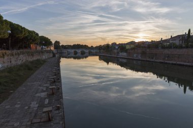 Rimini, İtalya için gün batımında Tiberius Köprüsü.