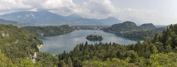 Panorama Bledského jezera, středověký hrad a Alpy ve Slovinsku. — Stock fotografie