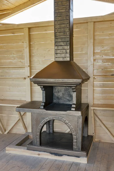 Grill en pierre nouvellement construit dans un pavillon en bois — Photo