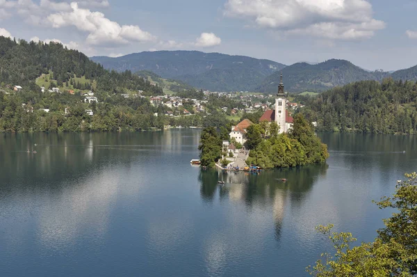 Ostrov na jezeře Bled ve Slovinsku s kostelem Nanebevzetí Panny Marie — Stock fotografie