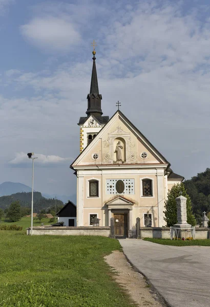 보 닌 스 벨라 마 블 레드, 슬로베니아에서에서 전통적인 가톨릭 교회. — 스톡 사진