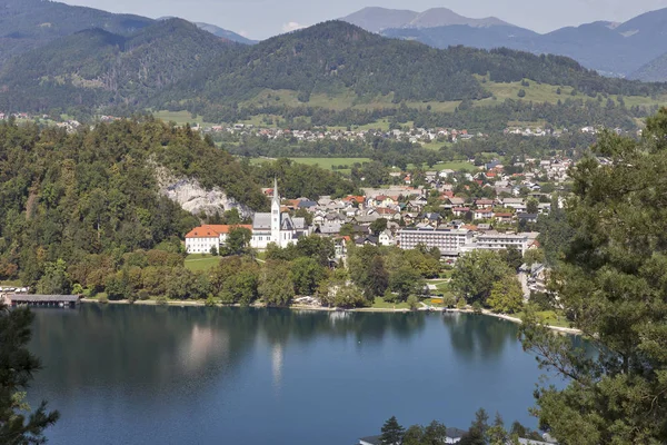 St. Martins Kościół parafialny z widokiem na jezioro Bled w Słowenii. — Zdjęcie stockowe