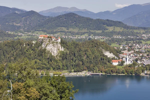Hrad a kostel St. Martins s výhledem na jezero Bled ve Slovinsku. — Stock fotografie