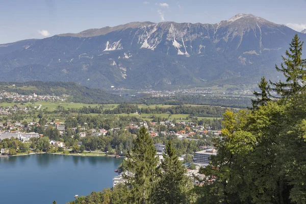 Λίμνη Μπλεντ με την Karawanks οροσειρά στη Σλοβενία — Φωτογραφία Αρχείου