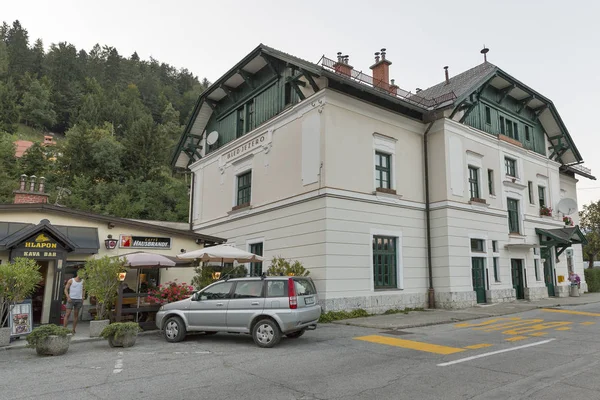 Lokaler Bahnhof in der Nähe des slowenischen Sees ausgeblutet — Stockfoto