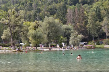 Bled Gölü, Slovenya güneşli gün zevk insanlar.